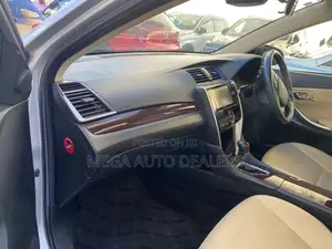 Toyota Premio 2018 Silver