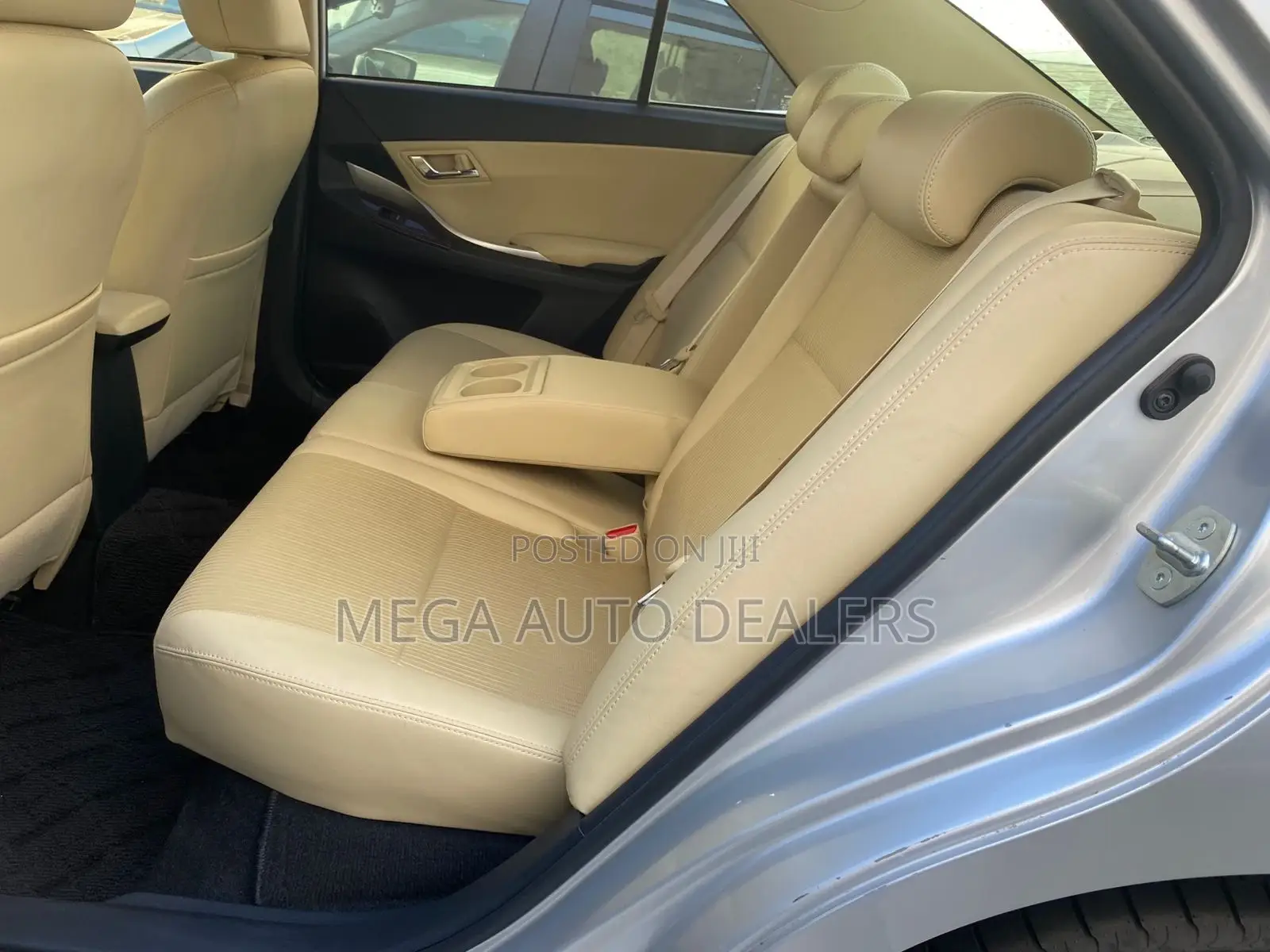 Toyota Premio 2018 Silver