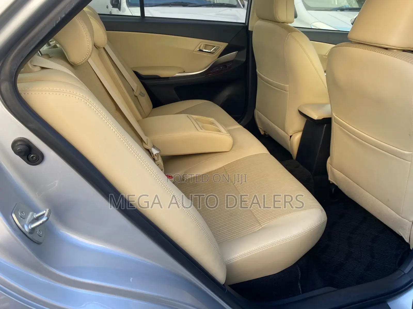 Toyota Premio 2018 Silver