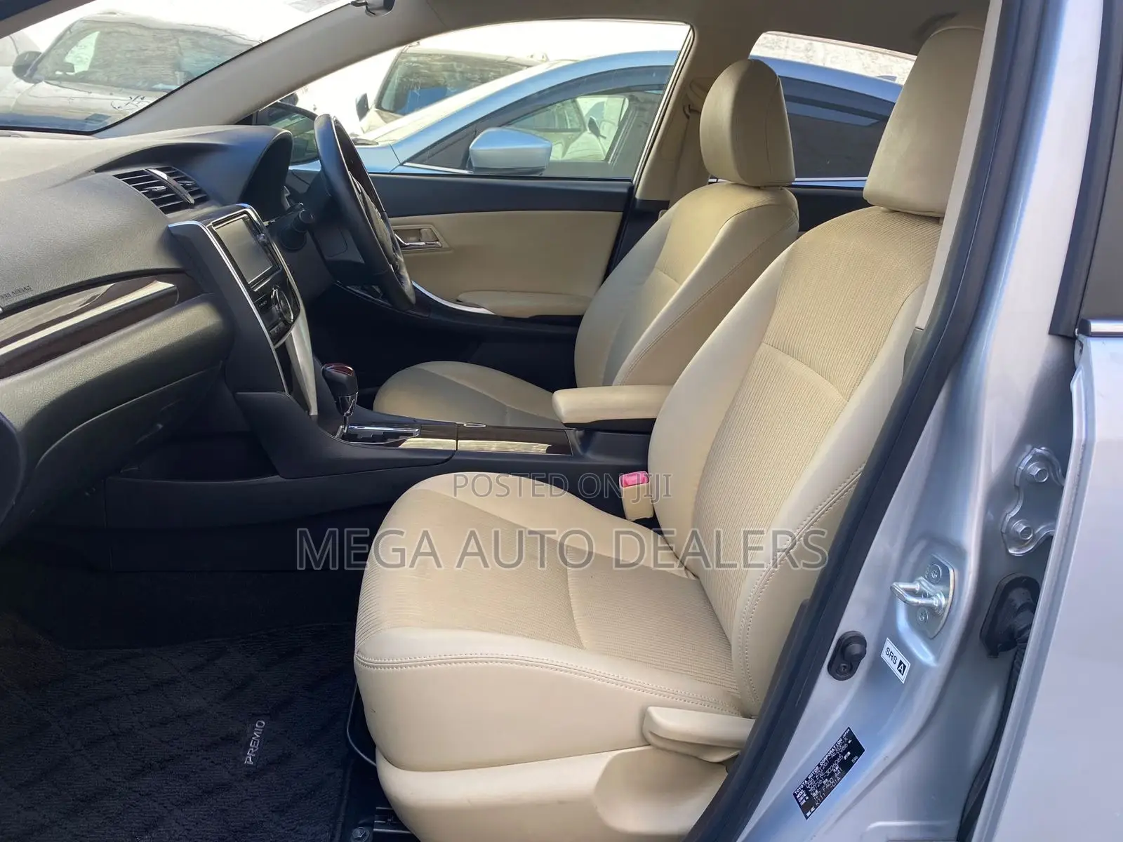 Toyota Premio 2018 Silver