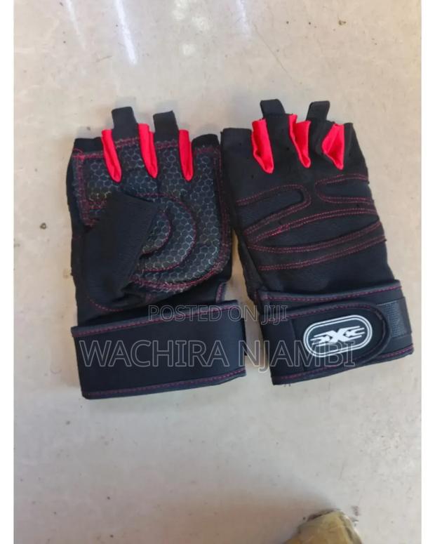 Workout Gloves With Ventilated Fabric – Gym Weightlifting