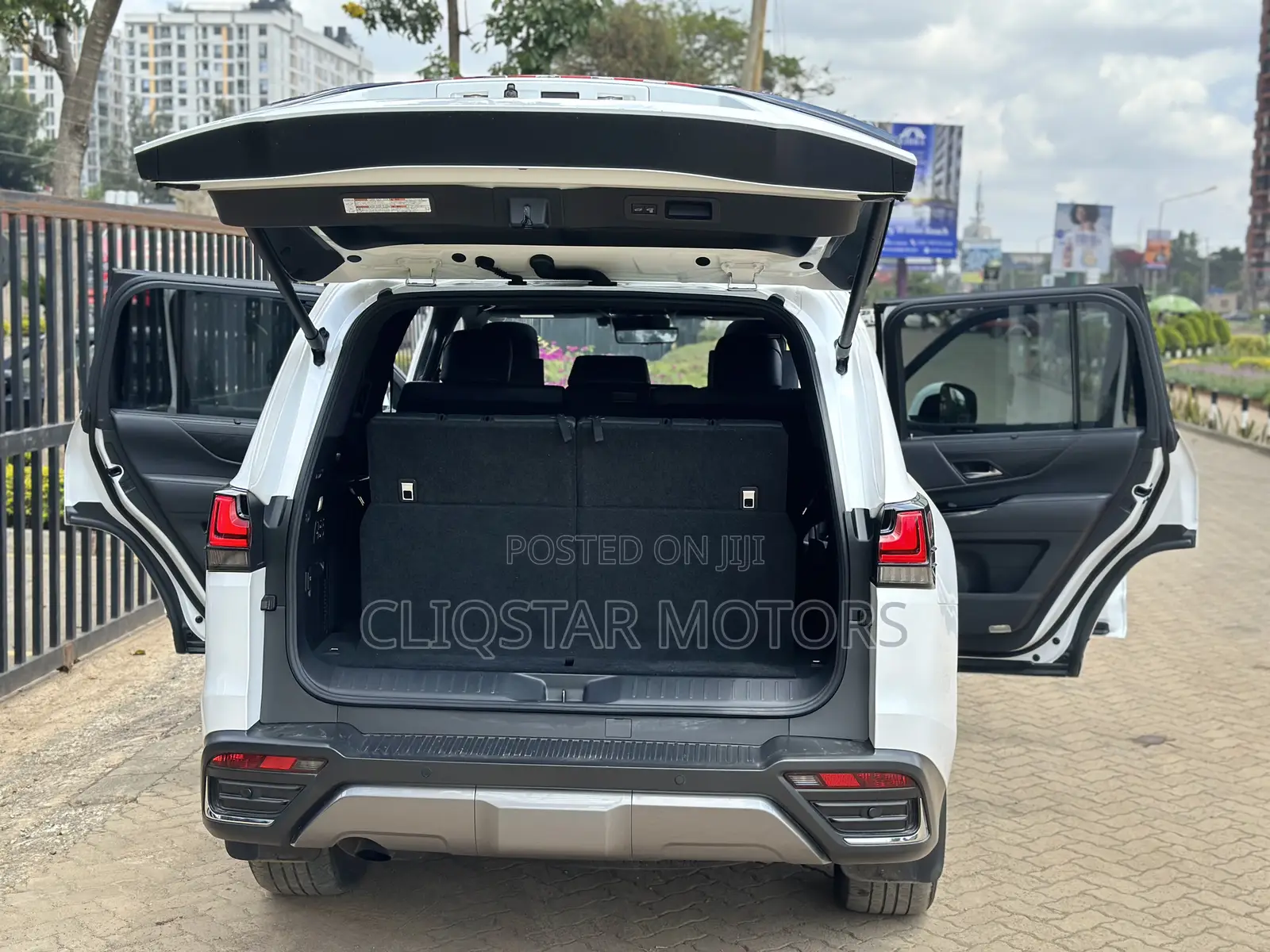 Lexus LX LX 600 2022 White