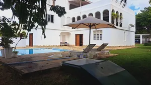5bdrm Mansion in Luxury 5-Bed for sale