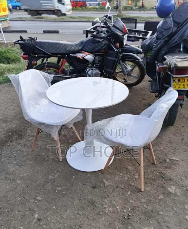 Round Table and Chairs - main view