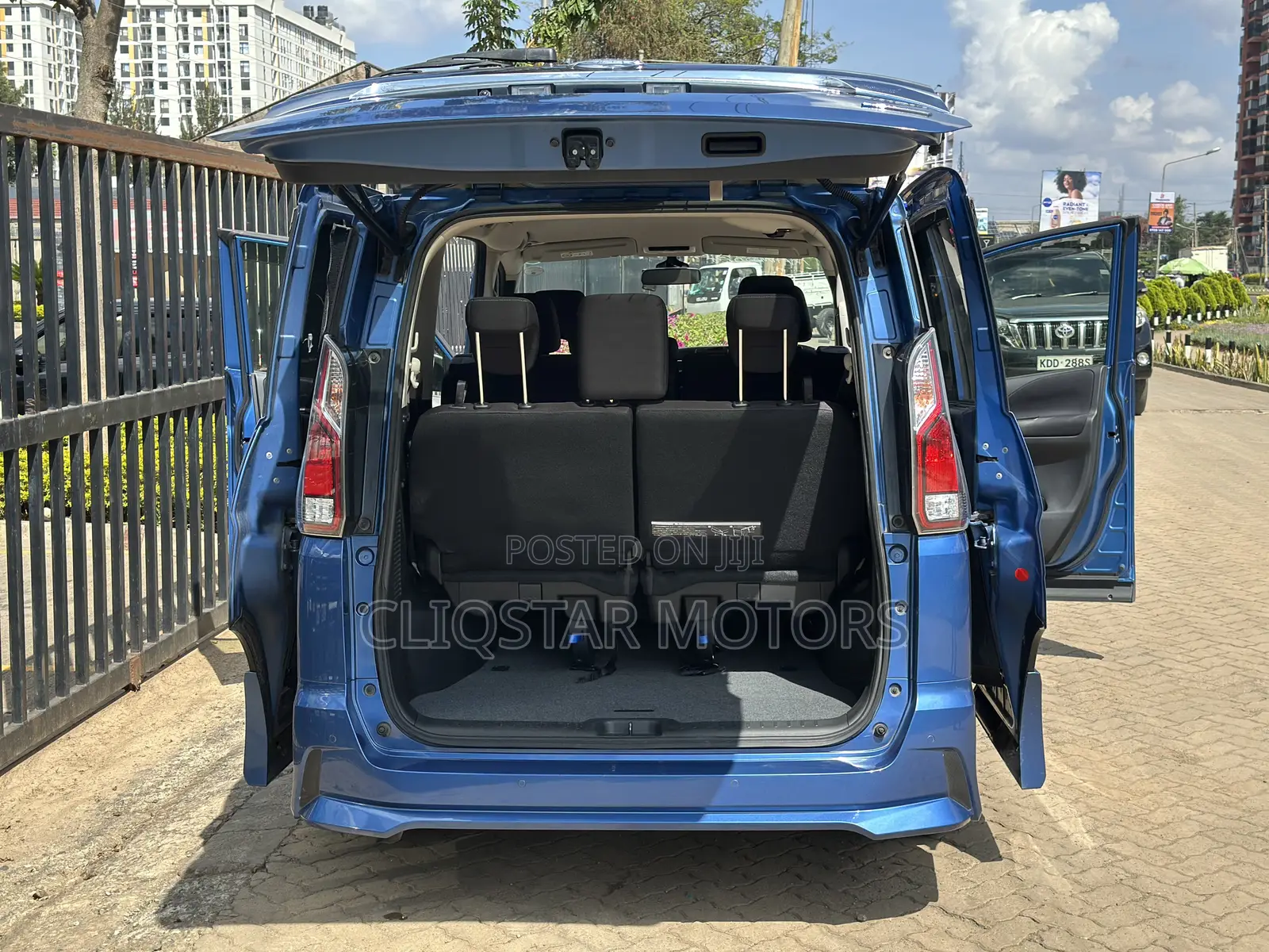 Nissan Serena 2018 Blue