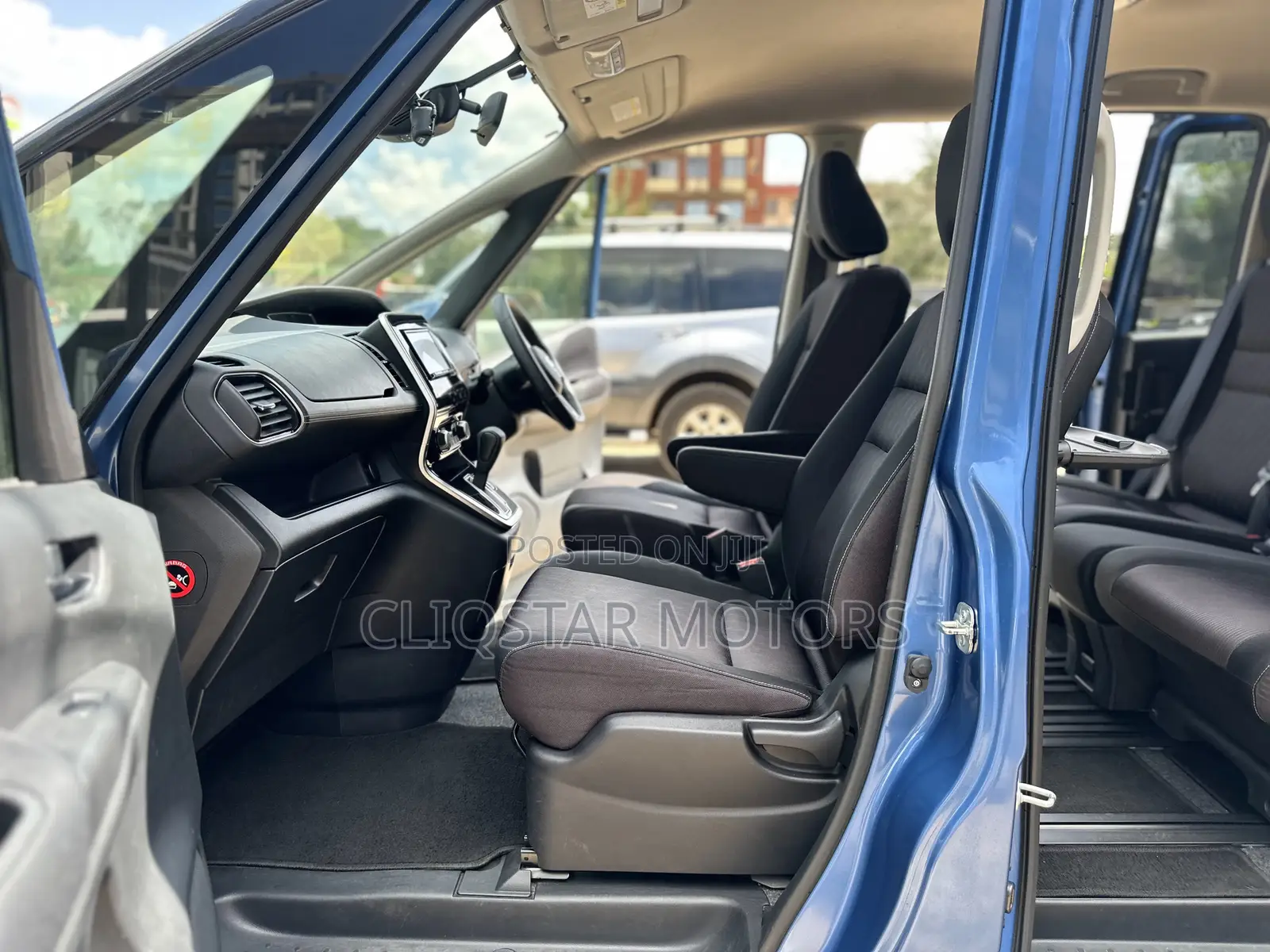 Nissan Serena 2018 Blue