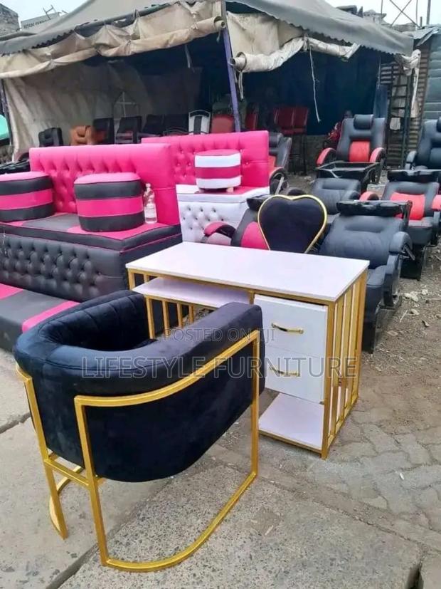 Classic Nail Table - main view