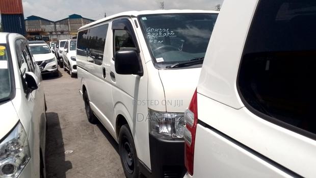 Toyota HiAce 2018 White - thumbnail 3