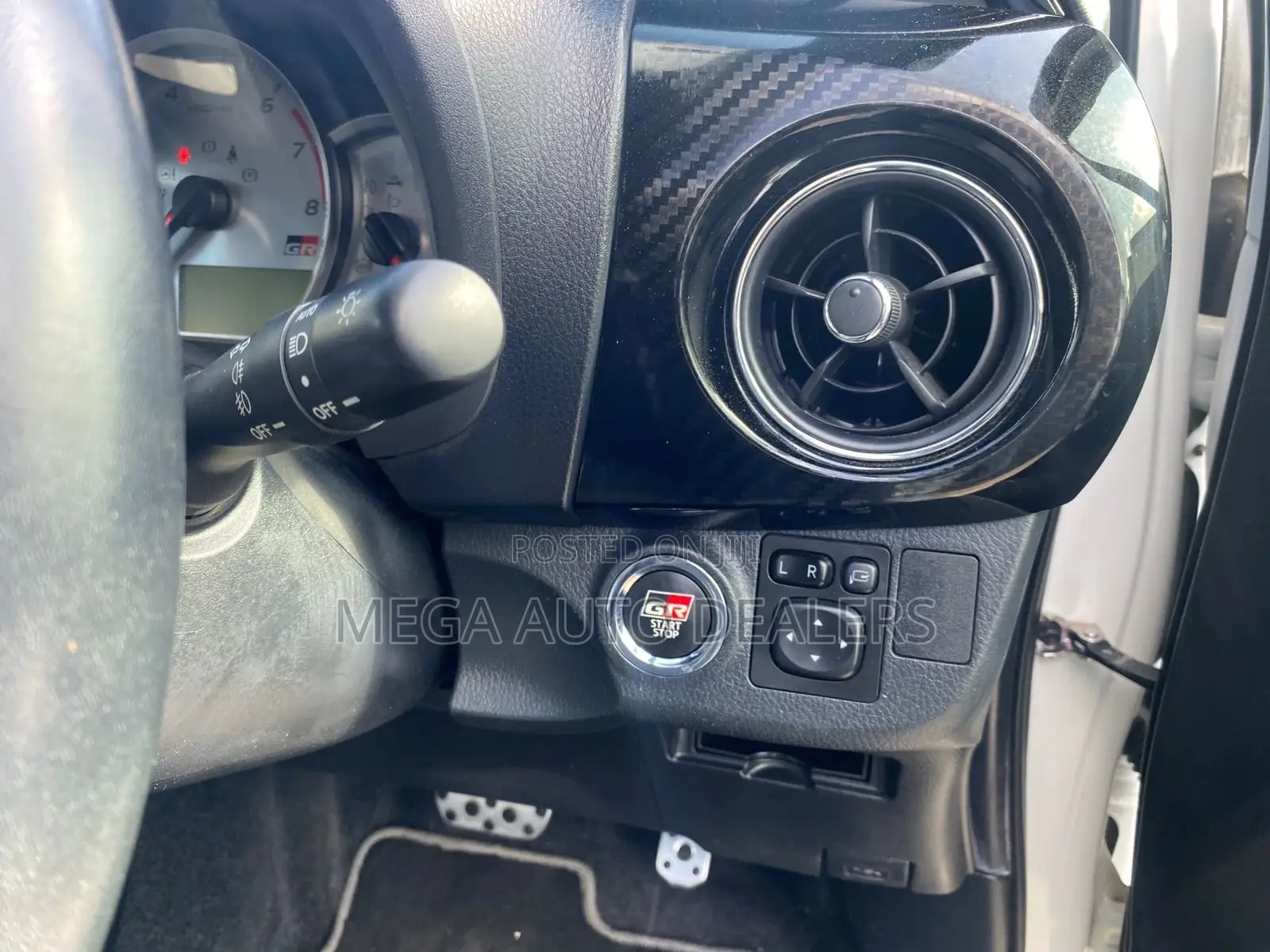 Toyota Vitz 1.5 FWD 5dr 2019 White