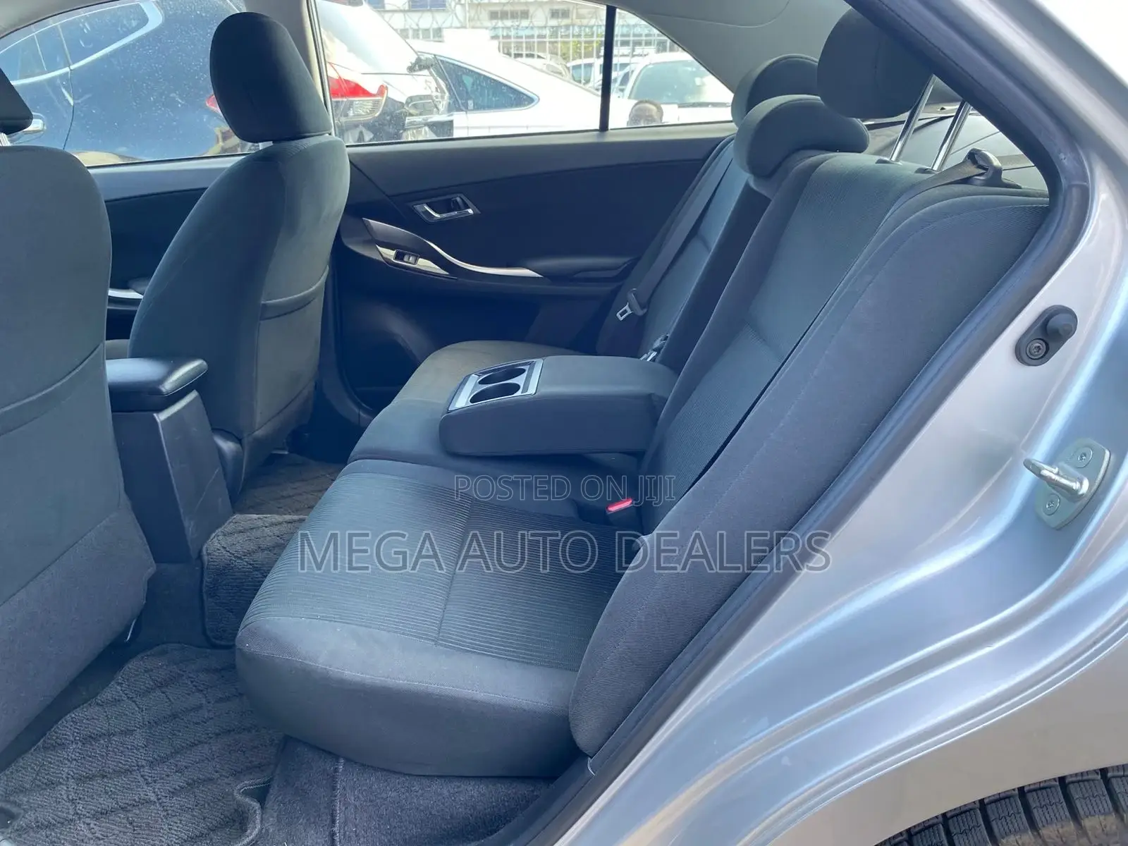 Toyota Premio 2018 Silver