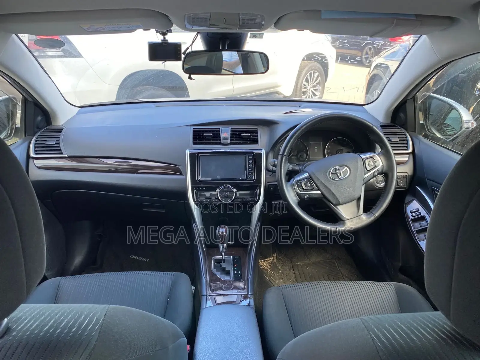 Toyota Premio 2018 Silver