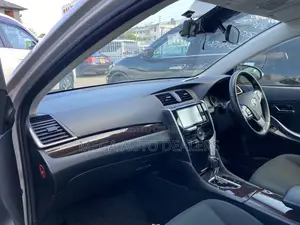 Toyota Premio 2018 Silver