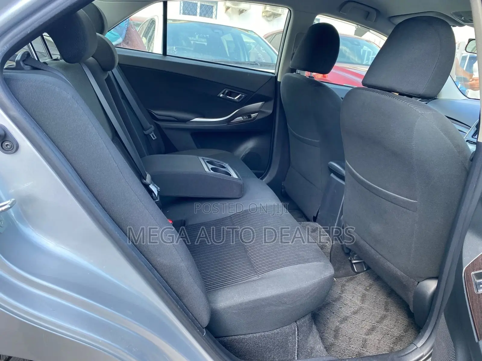 Toyota Premio 2018 Silver