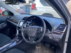 Toyota Premio 2018 Silver