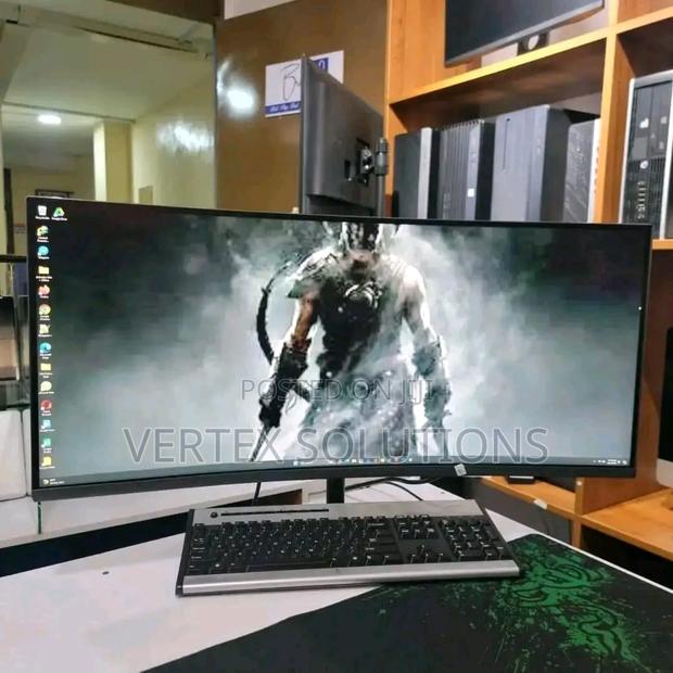 Samsung Monitor 34” Curved - main view