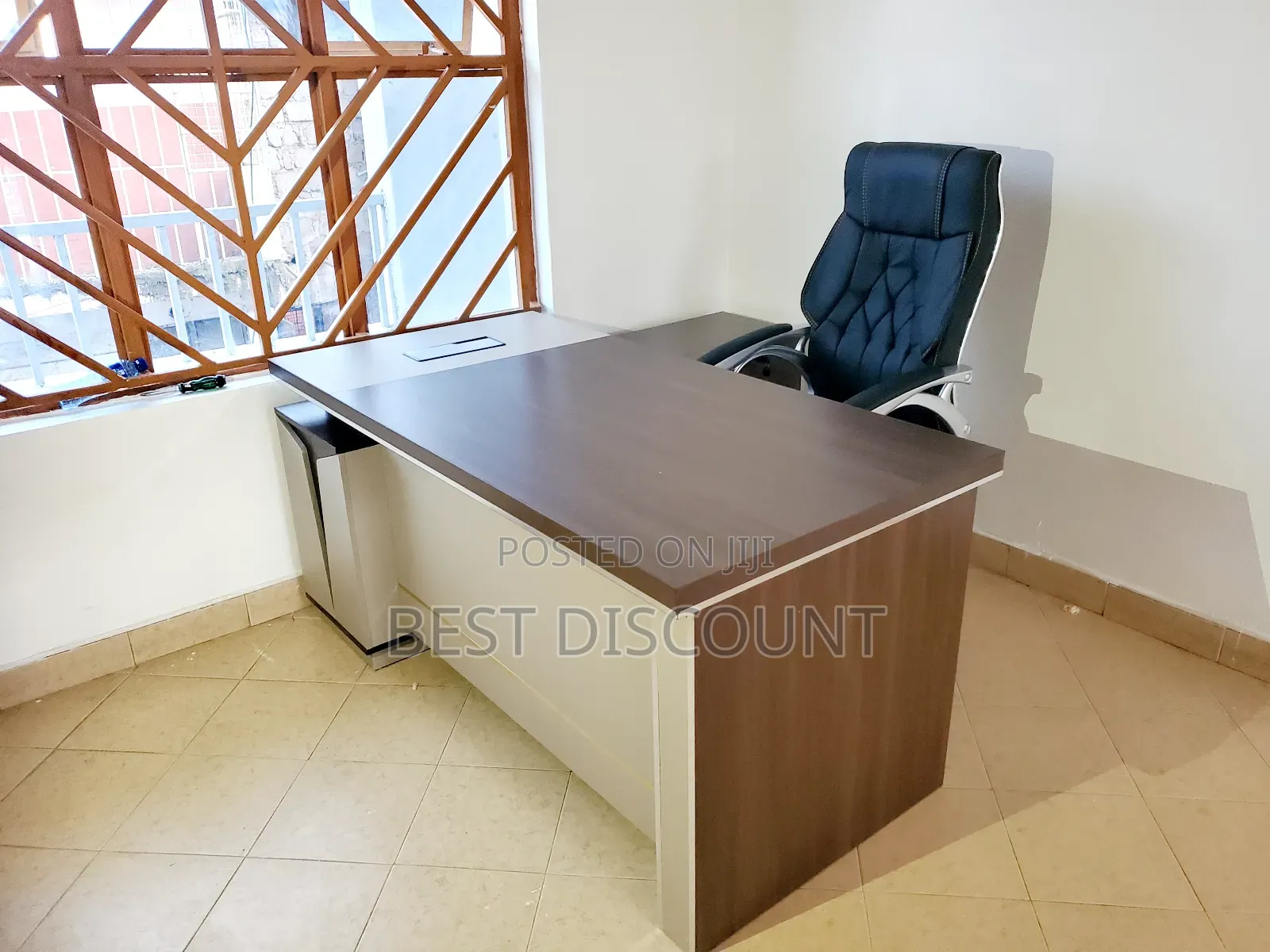 Executive Desk/Executives Chair