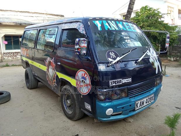 Nissan Caravan (Urvan) 2001 Blue