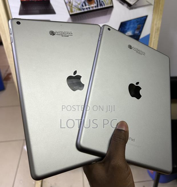 Apple iPad 9.7 128 GB Gray - main view