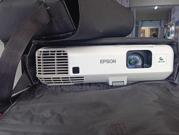 Carry Projector in a Professional Way - main view