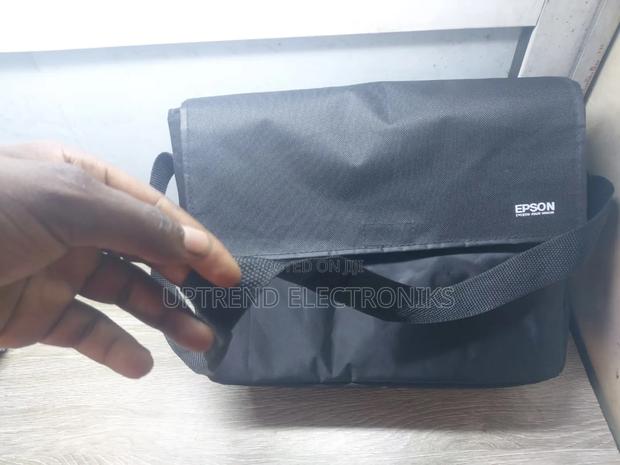 Carry Projector in a Professional Way - thumbnail 2