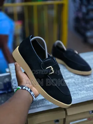 *Loro Piana Summer Walk*
Sizes 40/41/42/43/44