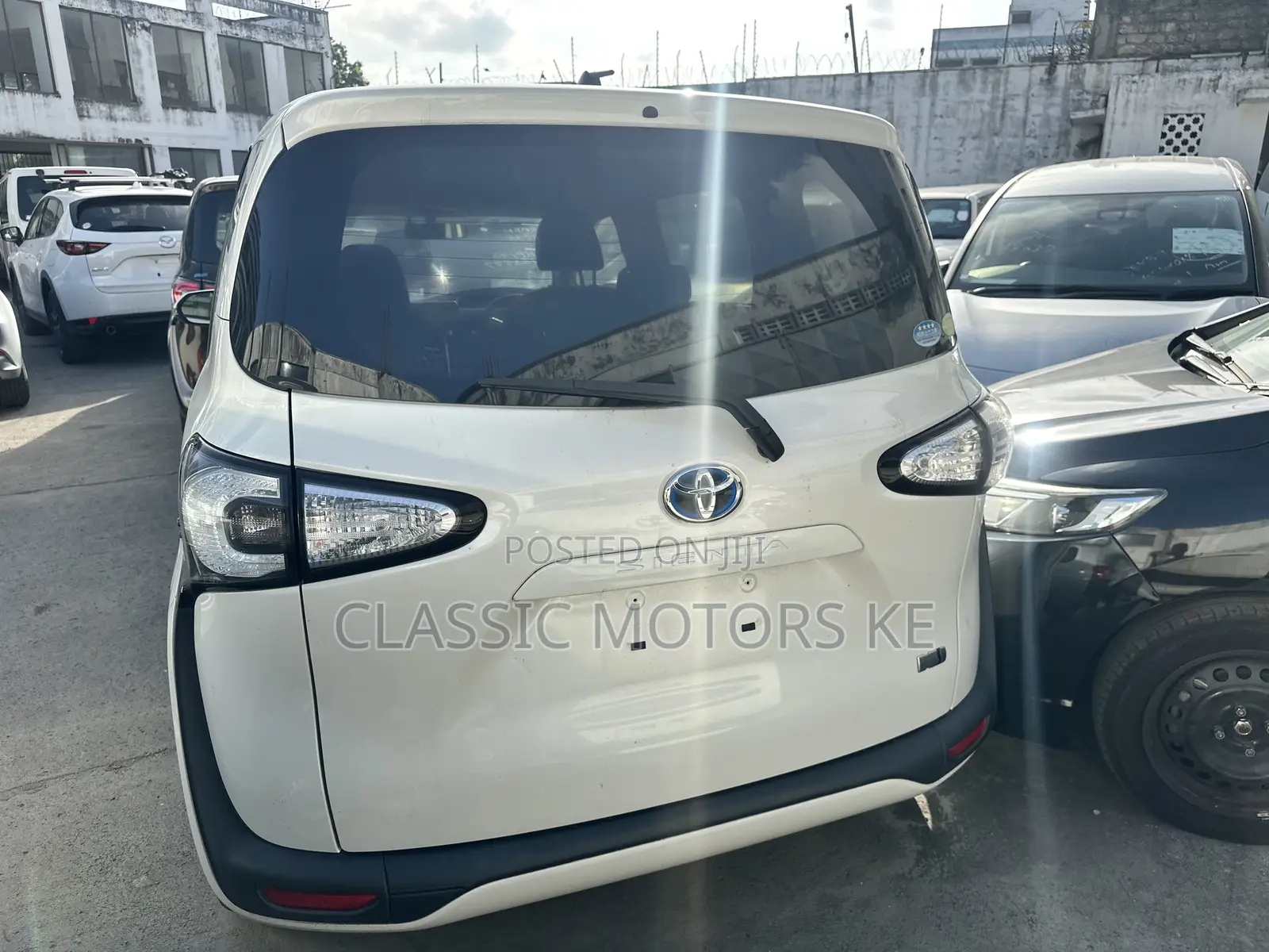 Toyota Sienta 1.5 Hybrid FWD 2019 White