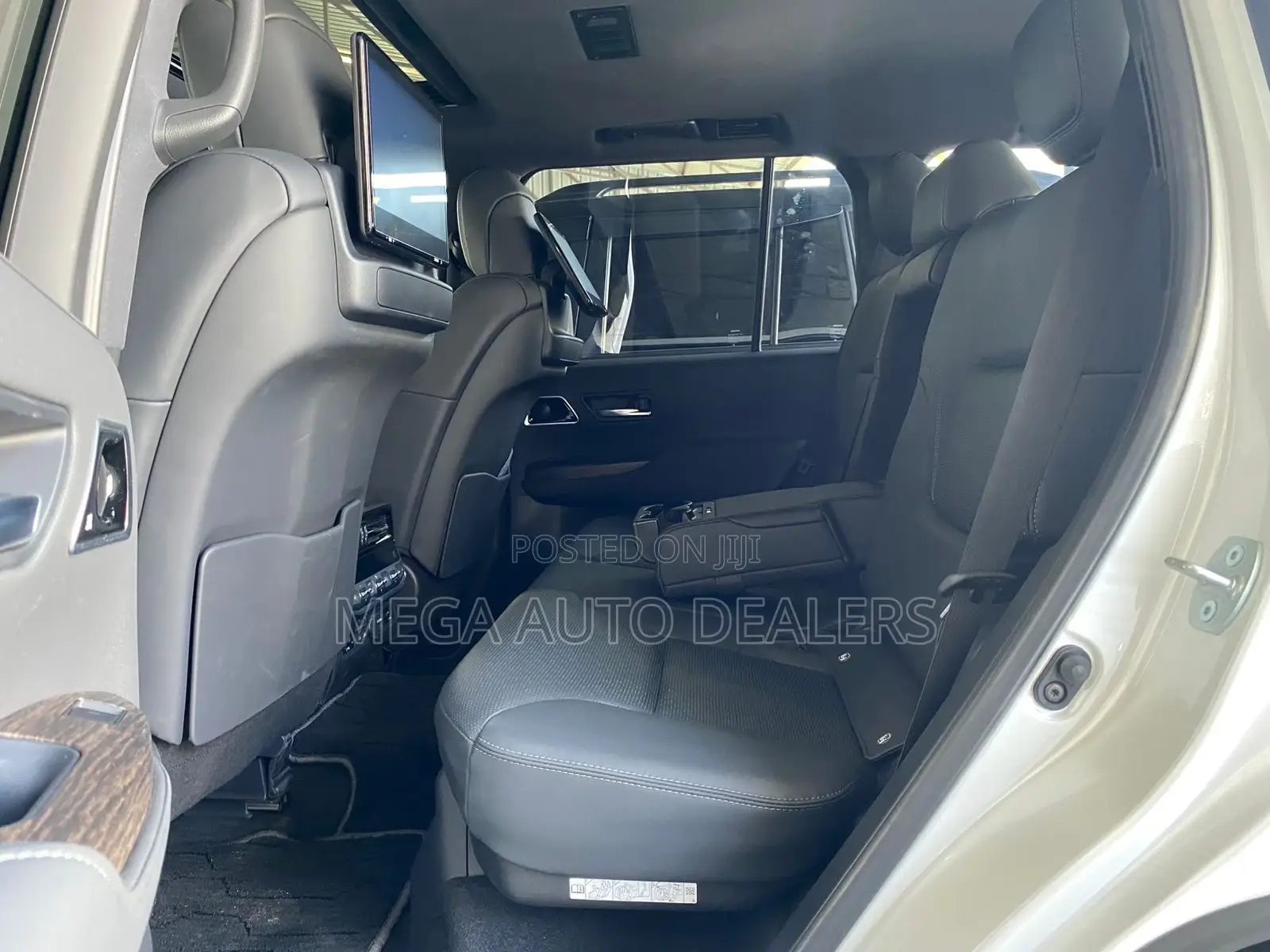 Toyota Land Cruiser LC300 2021 White