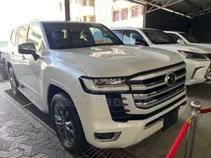Toyota Land Cruiser LC300 2021 White