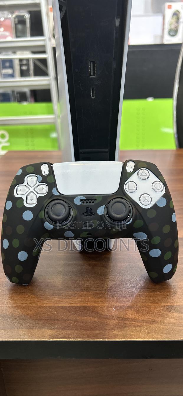 Play Station 5 Black Polka Dot Silicone Controller Skin - thumbnail 3