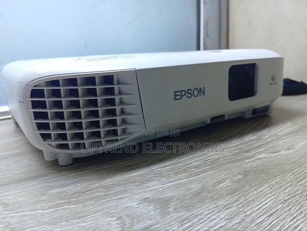 Epson Eb-E01 – Plug, Power Project - main view