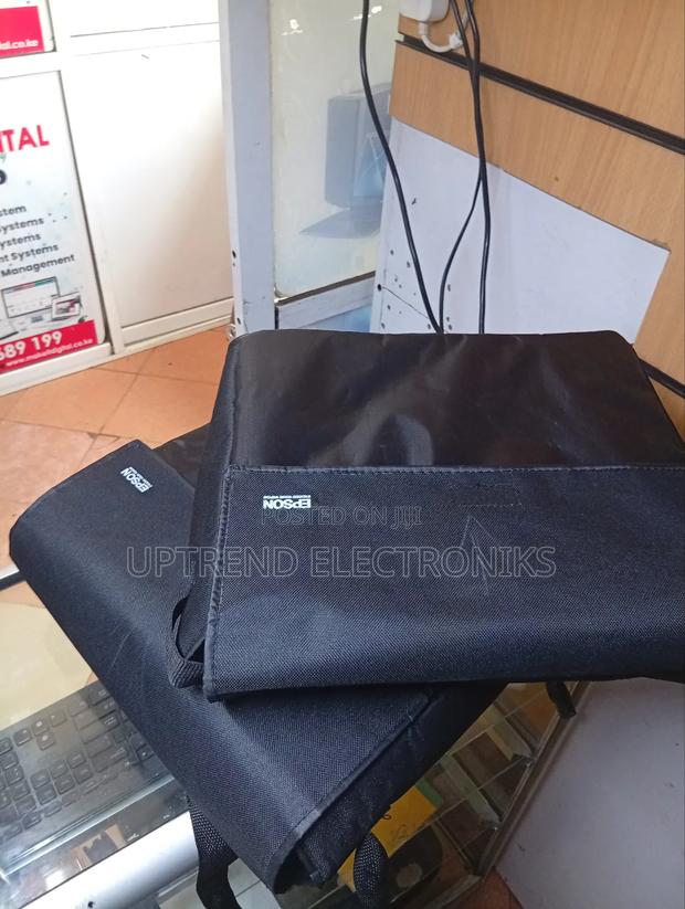 Projector Carrier _Sleek, Spacious Secure — All in One Bag - main view