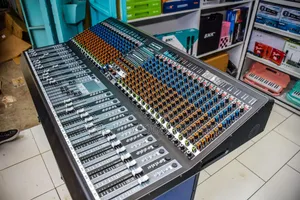 Mixer Plain 32 Channel Console