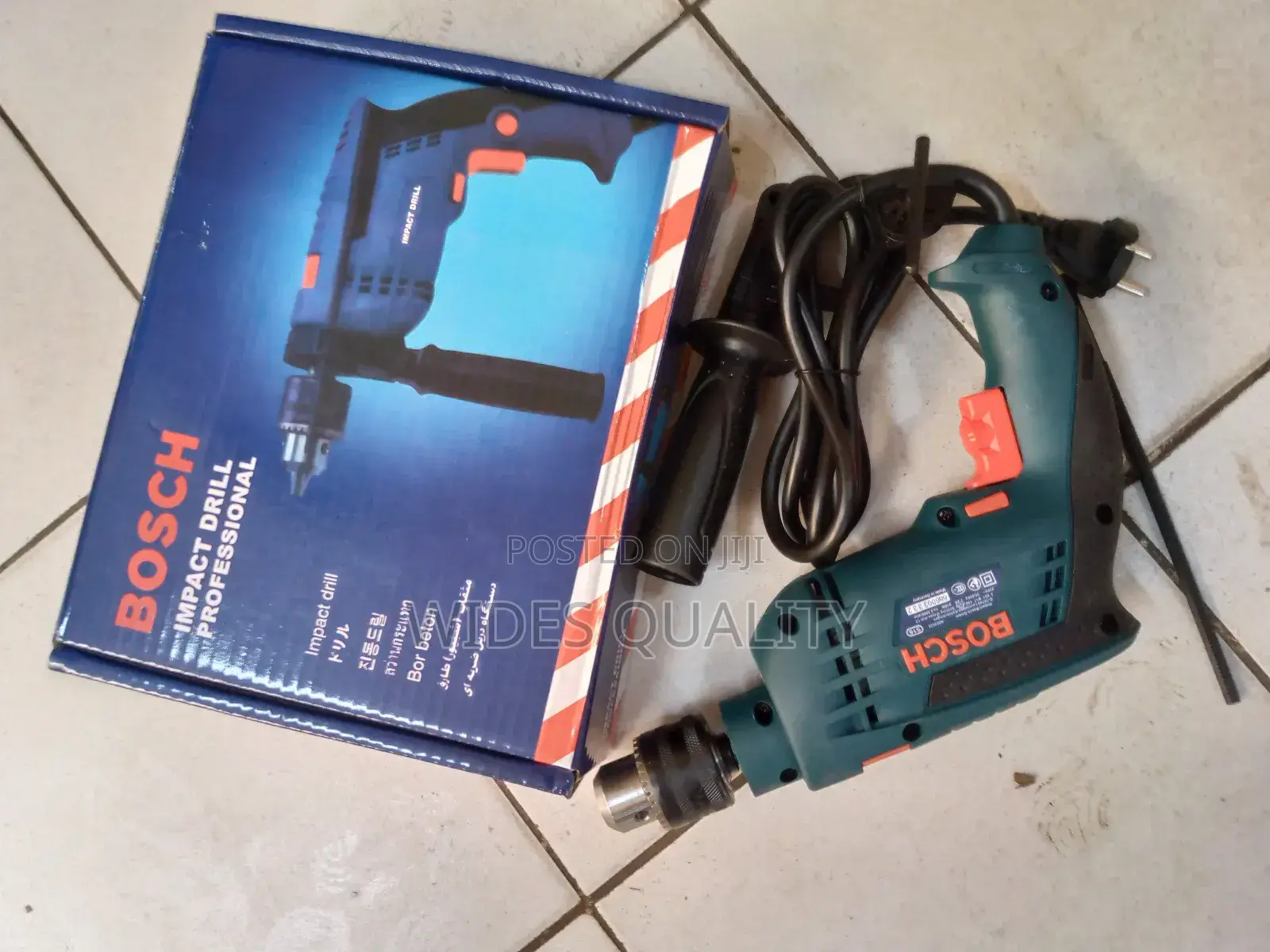Bosch Drill. Electric Bosch Drill 910 Watts