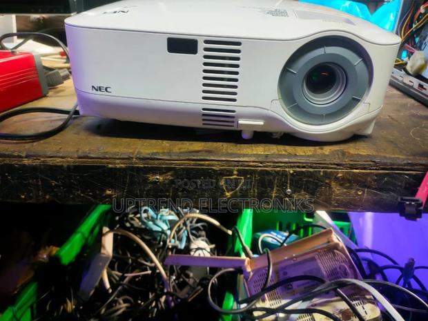 Nec Vt695 – Bright, Sharp Reliable Projector! - main view