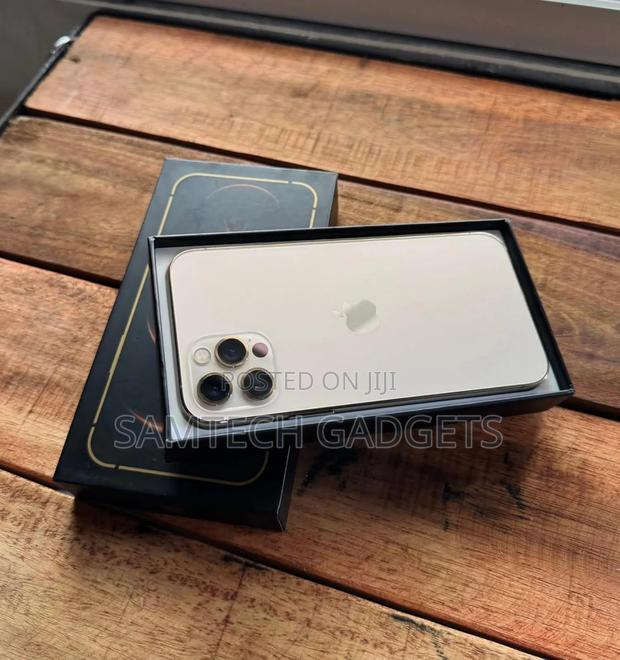 Apple iPhone 12 Pro 128 GB Gold - main view