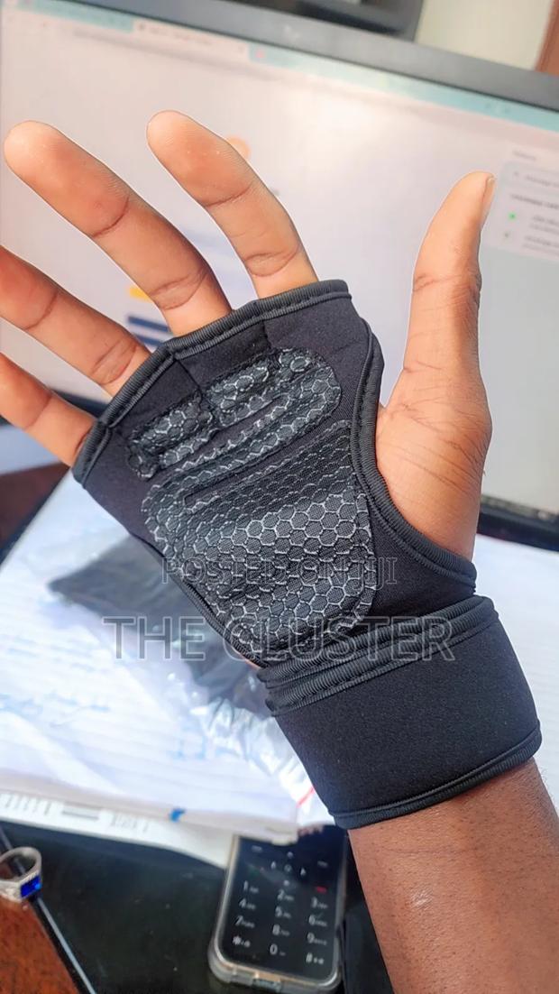 Quality Weight Lifting Gloves With Strap - main view