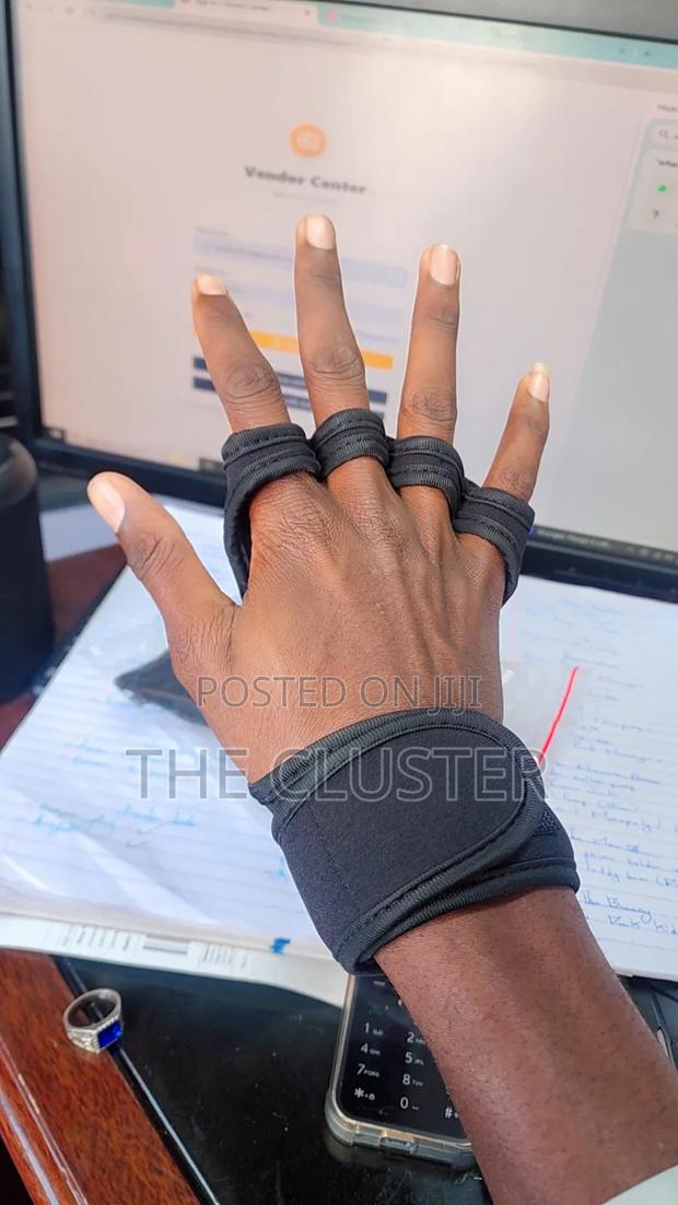 Quality Weight Lifting Gloves With Strap - thumbnail 2