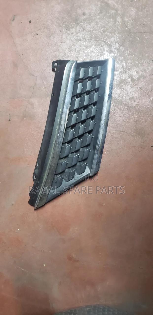 Nissan Tiida Grill