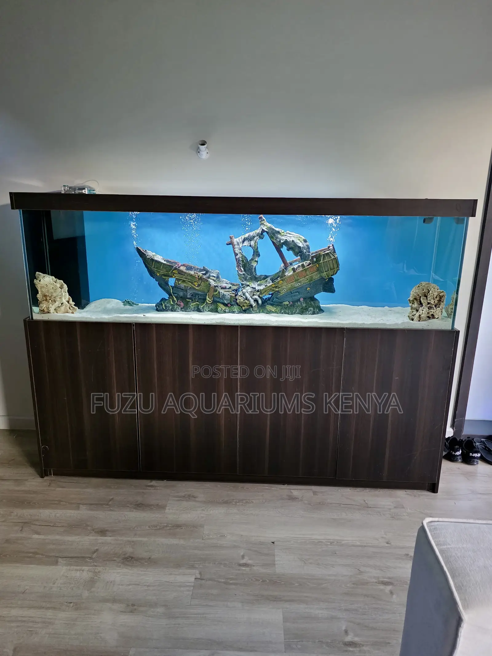 Vibrant Tropical Aquarium With Matching Luxury Cabinet – Pure Bliss!