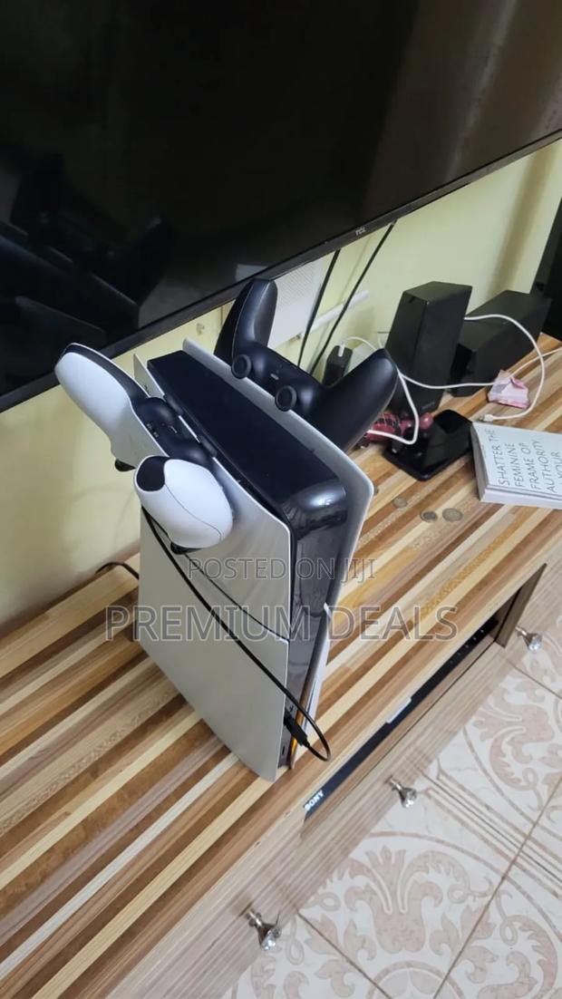 Collusion Ps5 Slim Original With Two Controllers.