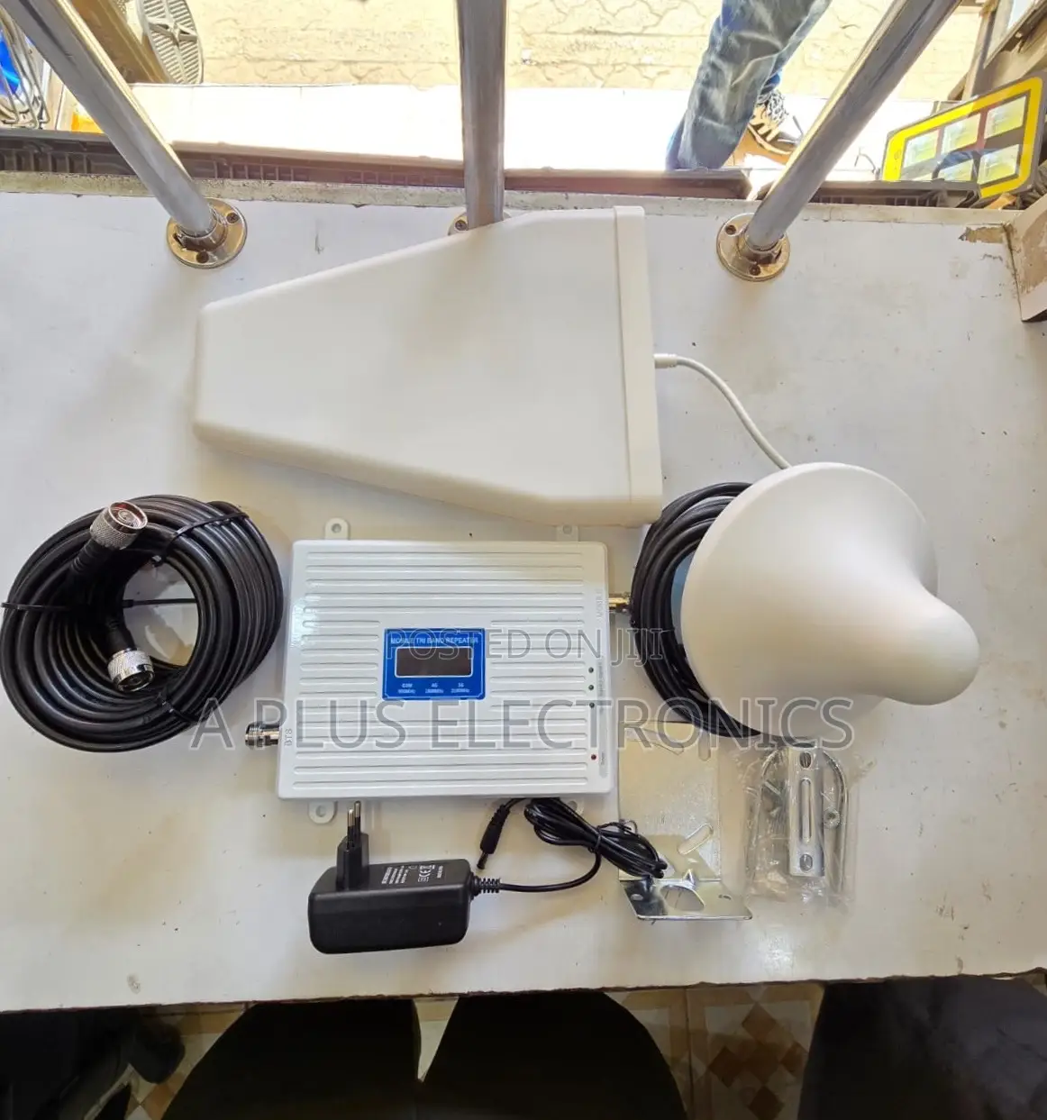 Signal Booster Complete With Cables