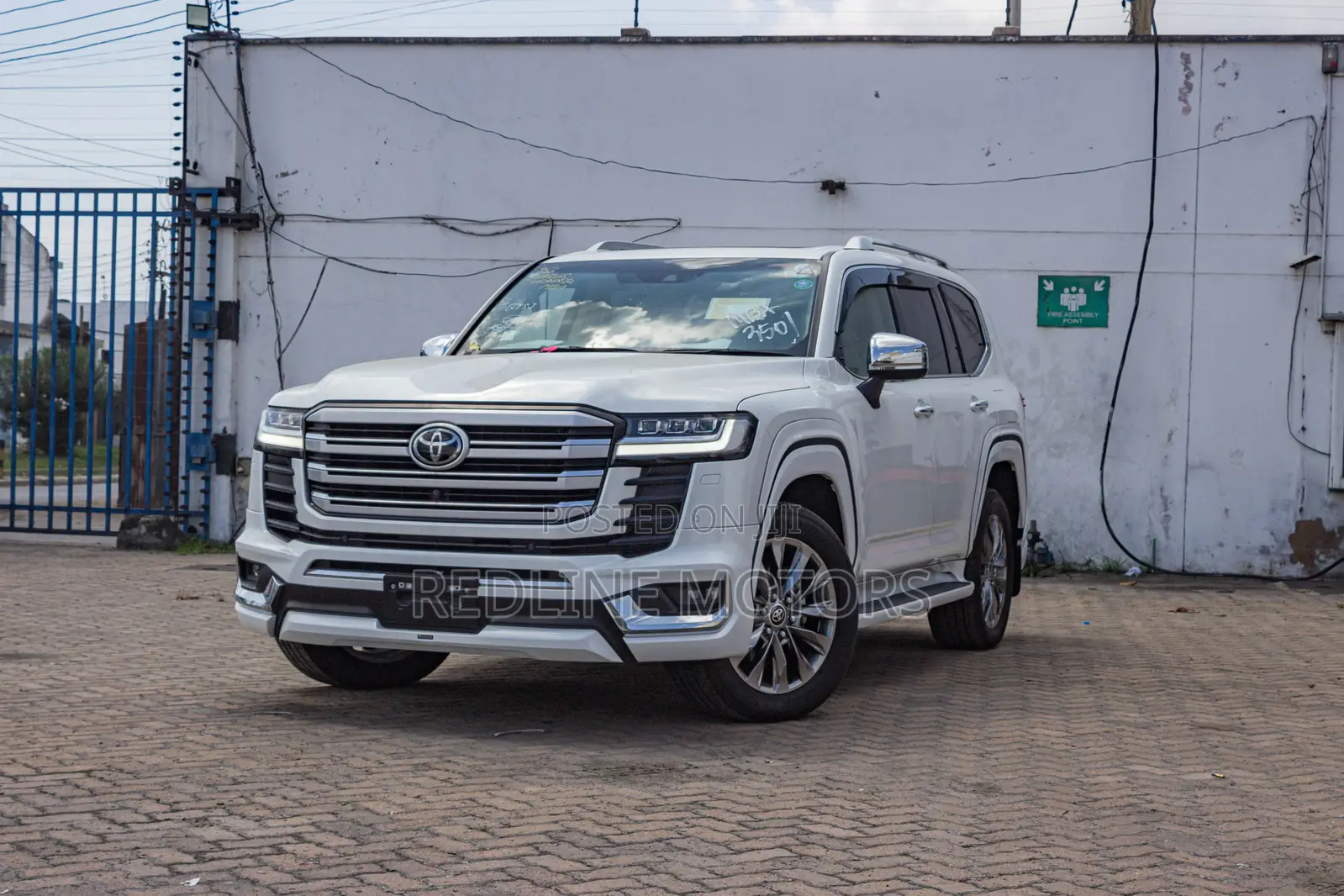 Toyota Land Cruiser LC300 2023 White