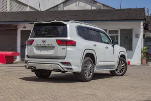 Toyota Land Cruiser LC300 2023 White