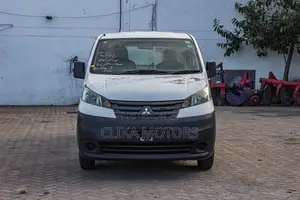 Mitsubishi Delica 2018 Off white