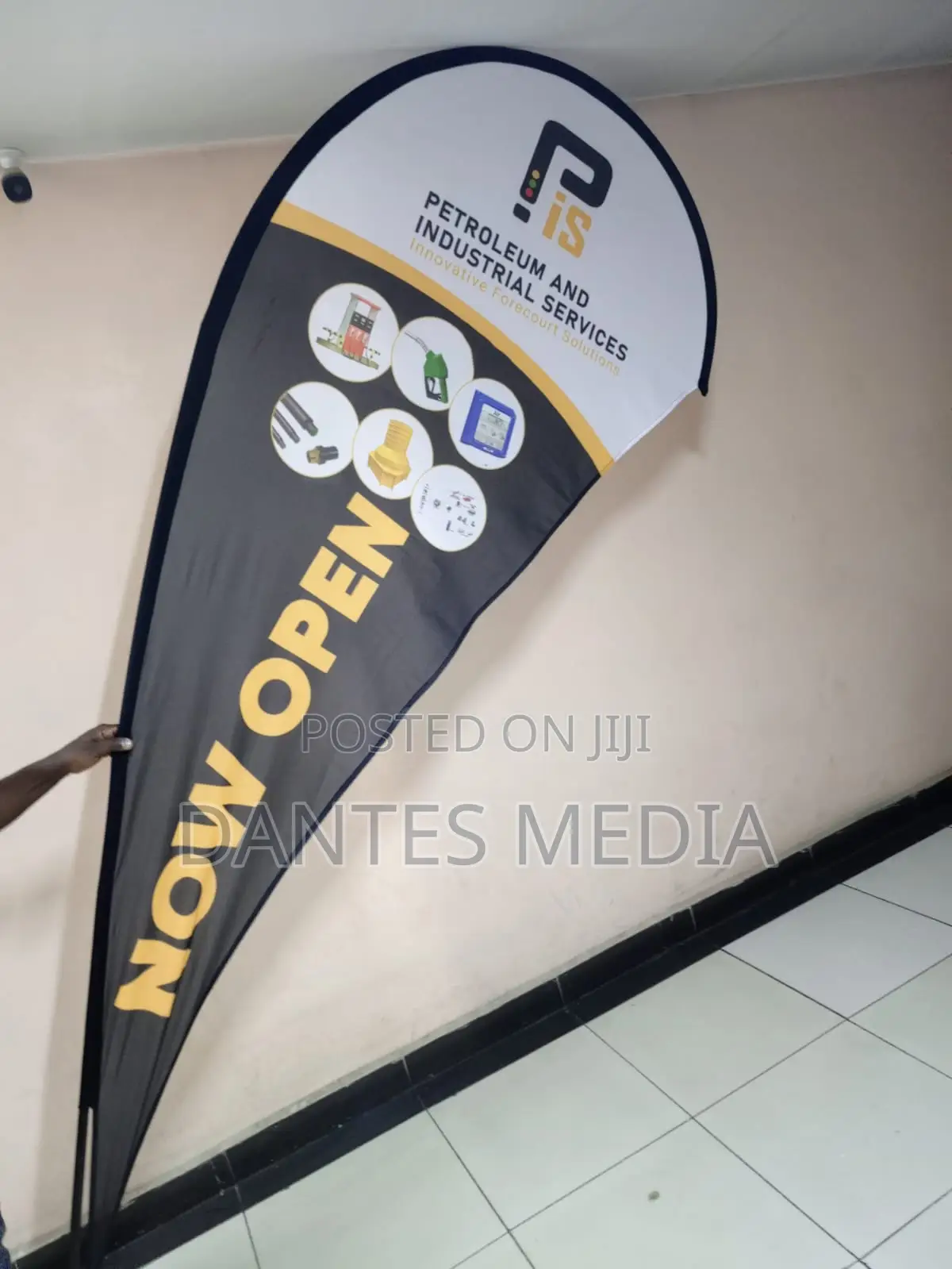 Teardrops, Telescopic Banner