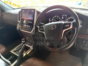 Toyota Land Cruiser 4.6 V8 ZX 2019 White