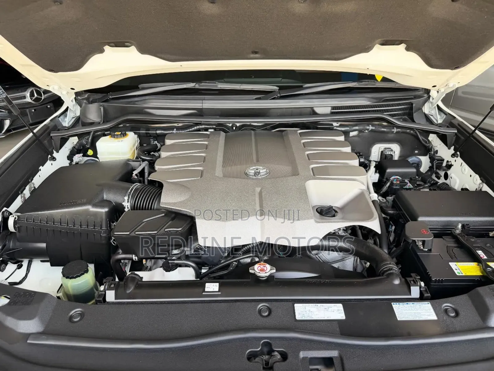 Toyota Land Cruiser 4.6 V8 ZX 2019 White