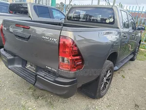 Toyota Hilux 2020 Gold