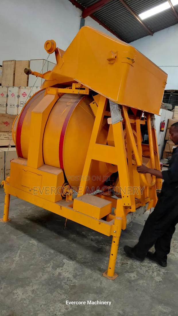 Heavy Duty Self-Loading Concrete Mixer Machine Diesel Powered. - main view