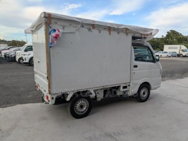 Mitsubishi Truck - thumbnail 3